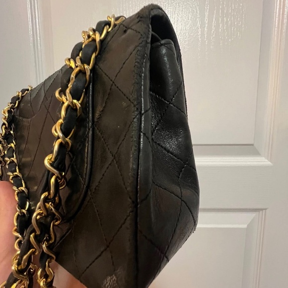 *SOLD* Vintage Chanel Small Double Flap in Black with Gold Hardware - Picture 5 of 15